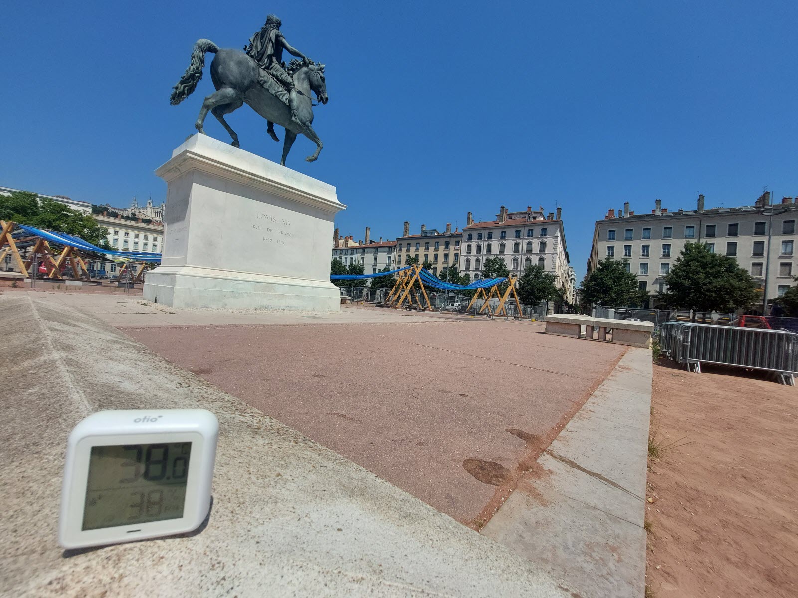 LA CANICULE S’ABAT SUR LYON : UNE VILLE DÉSESPÉRÉE À LA RECHERCHE D’UN DÉLIVREMENT