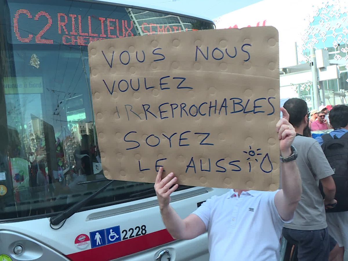 Les conducteurs de bus de Lyon en grève pour des salaires dignes