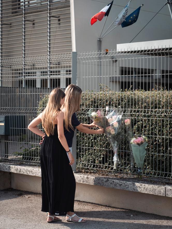 Une école en deuil après le meurtre d’une surveillante par un adolescent violent
