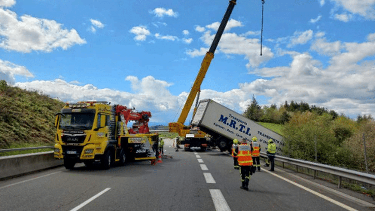 Désastre sur l’A89 : camion de solvants renverse et inonde la route