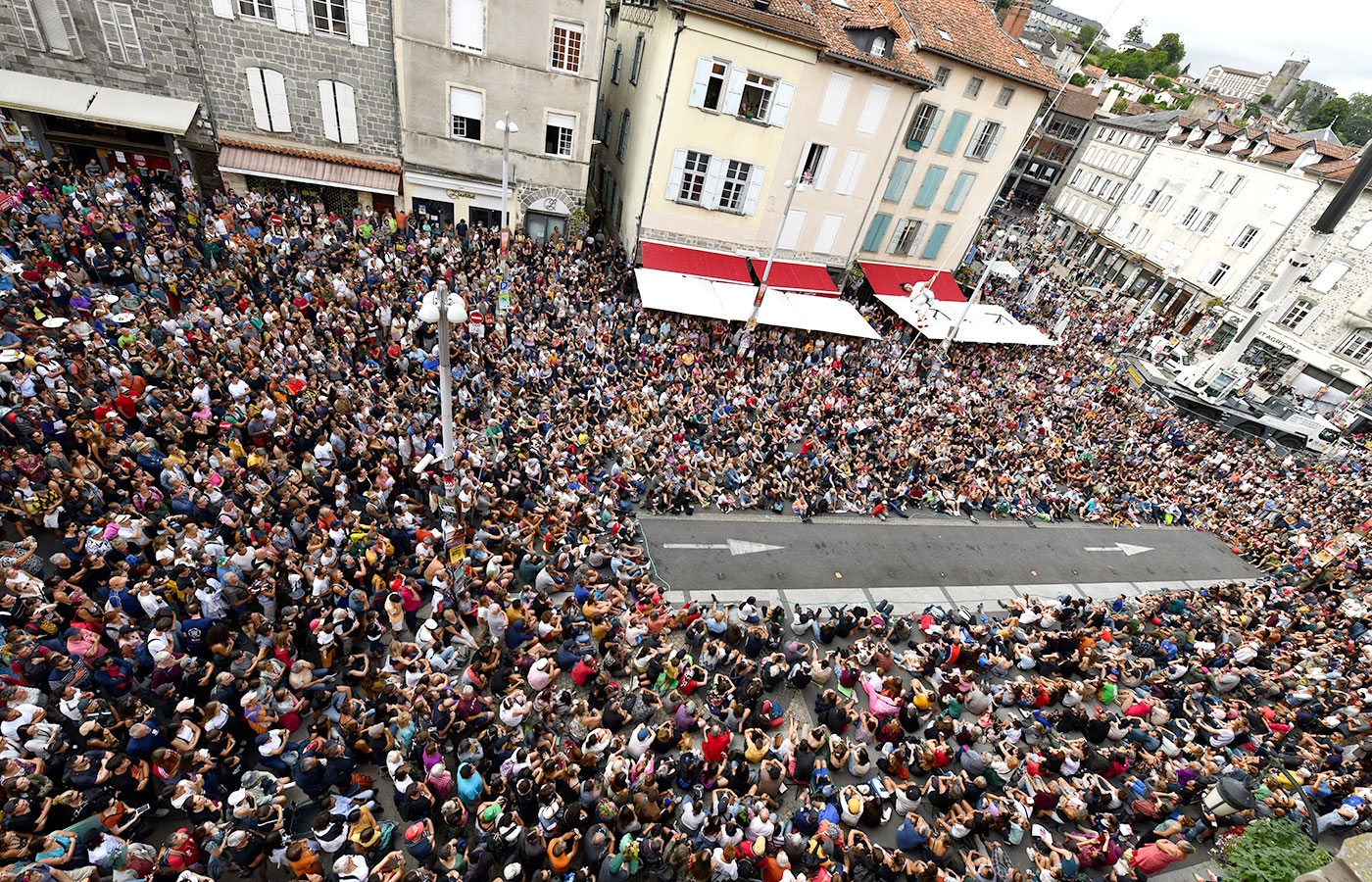 Festival international de théâtre de rue d’Aurillac : une surcharge de mesures inutiles et contrôles exagérés