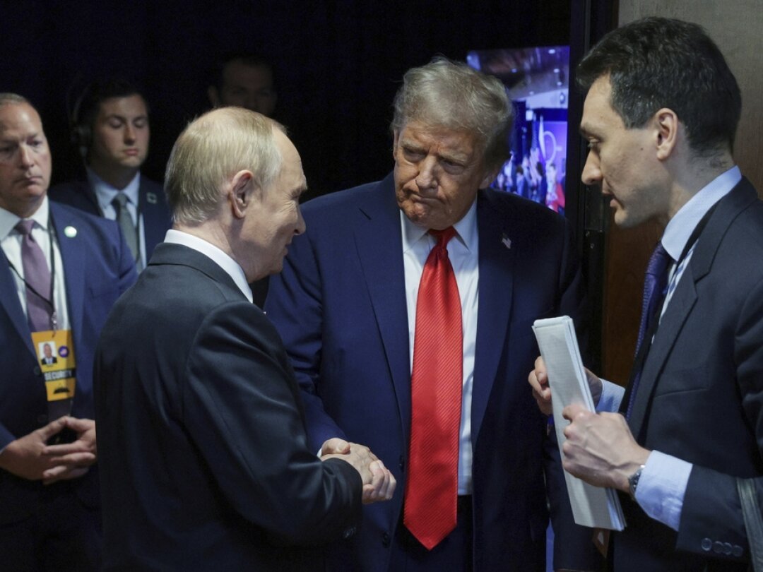 Trump s’apprête à organiser un sommet trilatéral entre Poutine et Zelensky malgré les critiques